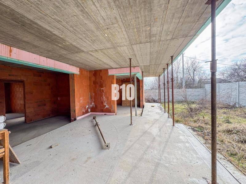 6 izbový rodinný dom  - DVOJGARÁŽ - CABAJ časť Riegler - Stavba rodinného domu s tehlovými stenami na priestrannom pozemku v prírode.