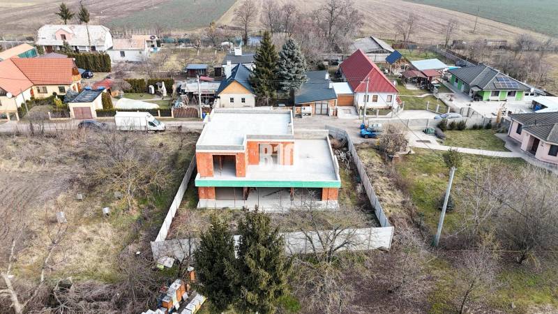 6 izbový rodinný dom  - DVOJGARÁŽ - CABAJ časť Riegler - Stavba rodinného domu s garážou v príjemnom vidieckom prostredí medzi rodinnými domami.