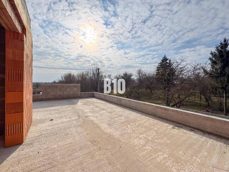 6 izbový rodinný dom  - DVOJGARÁŽ - CABAJ časť Riegler - Výhľad z terasy rodinného domu s výhľadom na záhradu a stromy.