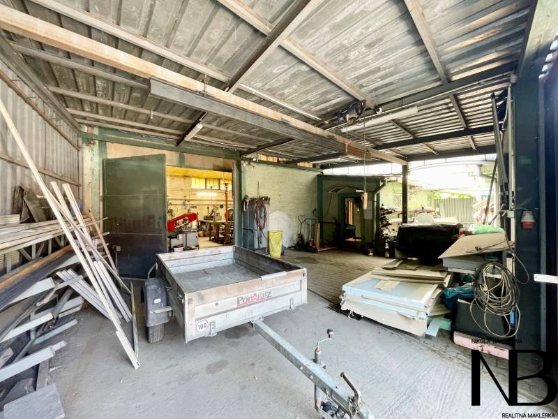 Na predaj rodinný dom s podnikateľským potenciálom, TN-Záblatie - Skladový priestor v rodinnom dome so strojmi a materiálmi.