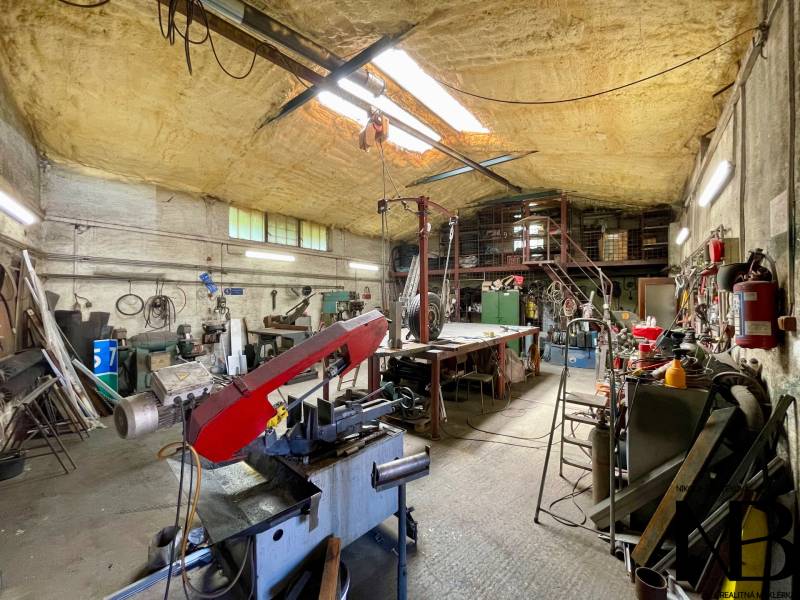 Na predaj rodinný dom s podnikateľským potenciálom, TN-Záblatie - Dielňa v rodinnom dome s nástrojmi a zariadeniami, vrátane píly a zdvíhacieho zariadenia.