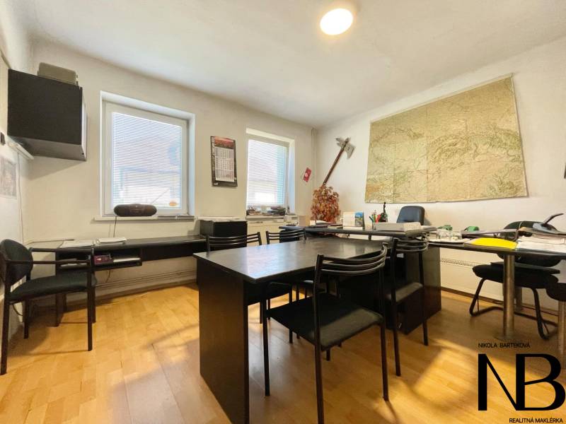 Na predaj rodinný dom s podnikateľským potenciálom, TN-Záblatie - Kancelária v Rodinnom dome s mapou na stene a nábytkom na prácu a stretnutia.