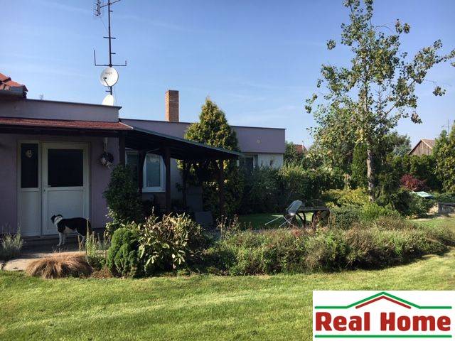 Dom s garážou na peknom rovinatom pozemku so šírkou 24m. - Rodinný dom v Čiernej Vode so záhradou, psom a priľahlou terasou na oddych.