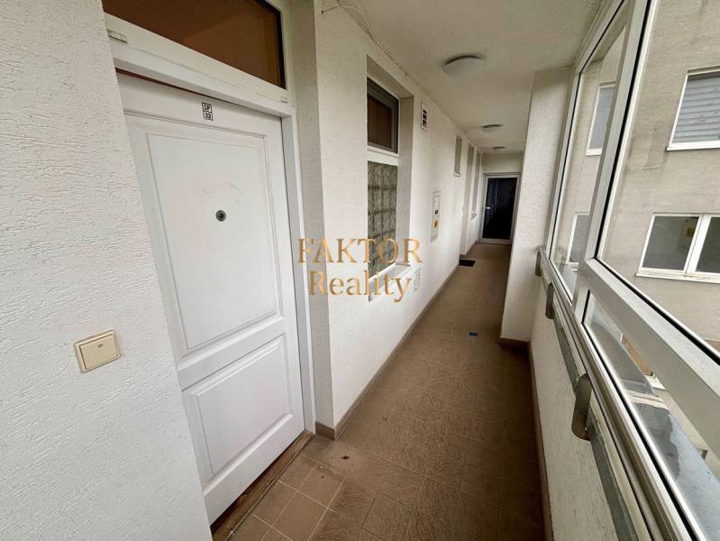 2-izbový byt po kompletnej rekonštrukcii Staré mesto - Chodba v 2-izbovom byte s bielymi dverami a dlažbou.