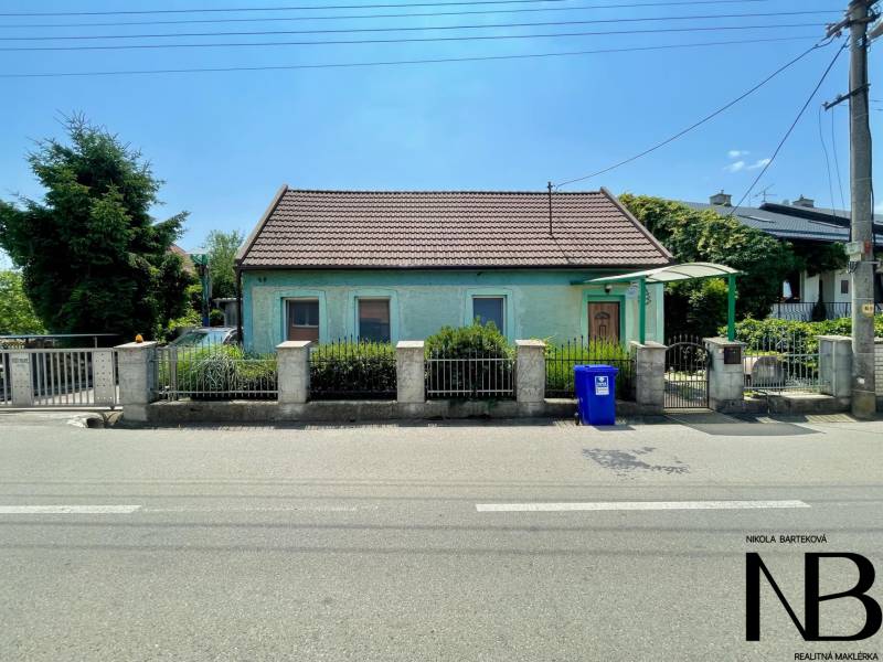 Na predaj objekt vhodný na podnikanie – Trenčín, Záblatie - Rodinný dom na Záblatskej ulici v Trenčíne so záhradou za plotom.