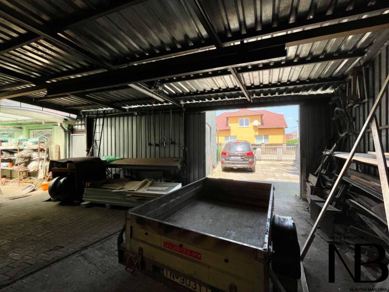 Na predaj objekt vhodný na podnikanie – Trenčín, Záblatie - Garáž v rodinnom dome so zariadením a prívesom na ulici Záblatská v Trenčíne.