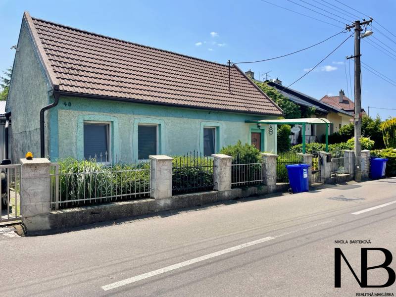 Na predaj objekt vhodný na podnikanie – Trenčín, Záblatie - Rodinný dom na Záblatskej ulici v Trenčíne s klasickou strechou a modrou fasádou.