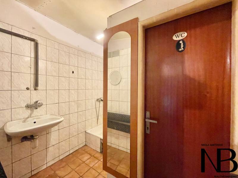Na predaj objekt vhodný na podnikanie – Trenčín, Záblatie - Kúpeľňa v rodinnom dome s umývadlom, sprchovým kútom a dverami označenými 