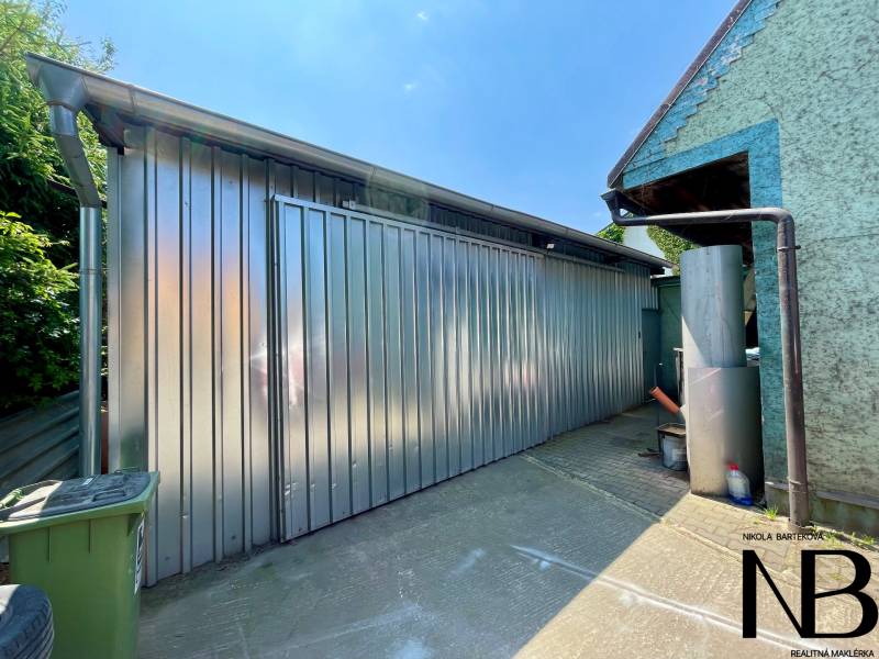 Na predaj objekt vhodný na podnikanie – Trenčín, Záblatie - Plechová garáž vedľa rodinného domu na Záblatskej ulici v Trenčíne.