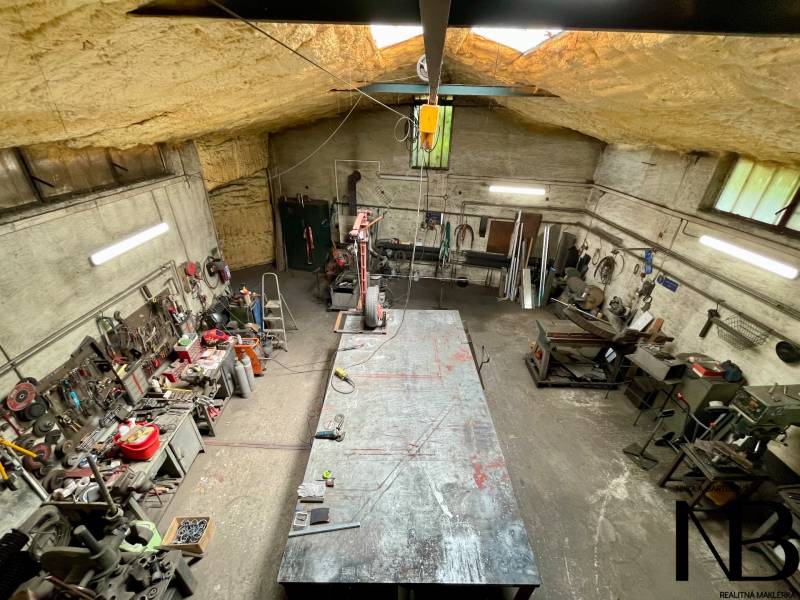 Na predaj objekt vhodný na podnikanie – Trenčín, Záblatie - Dielňa v rodinnom dome s nástrojmi a pracovným stolom, Záblatská ulica, Trenčín.