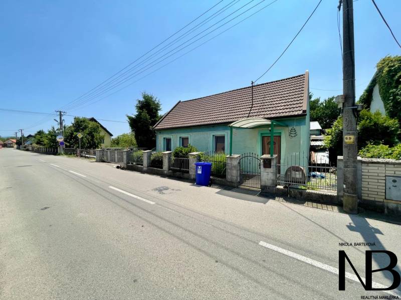 Na predaj objekt vhodný na podnikanie – Trenčín, Záblatie - Rodinný dom na Záblatskej ulici v Trenčíne, vedľa cesty s modrým kontajnerom.