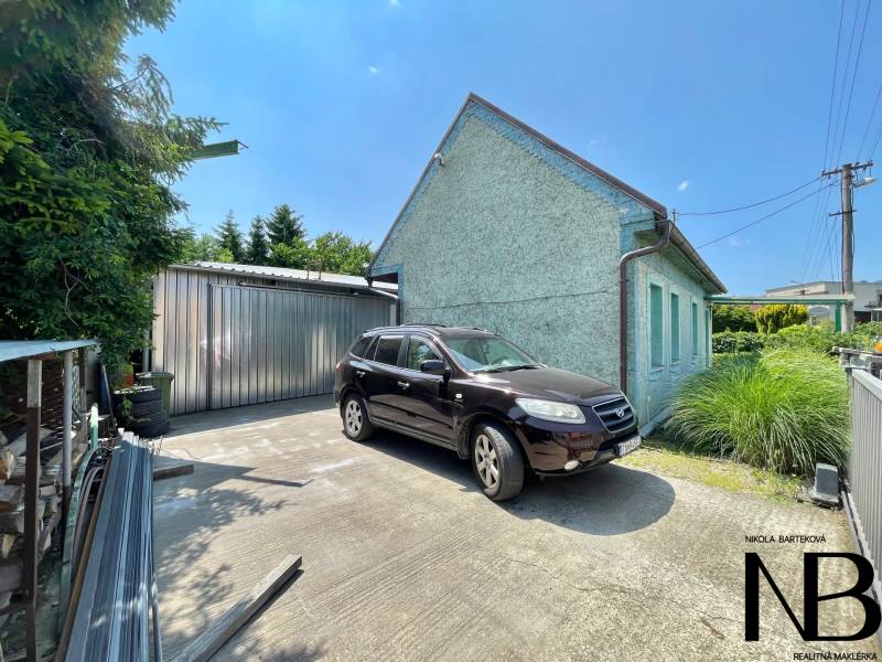 Na predaj objekt vhodný na podnikanie – Trenčín, Záblatie - Rodinný dom na Záblatskej ulici v Trenčíne s autom a plechovou garážou.