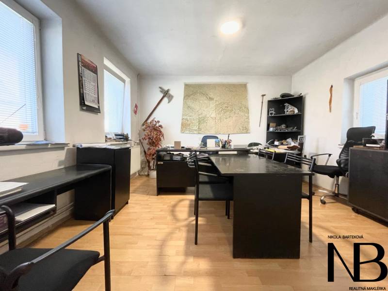Na predaj objekt vhodný na podnikanie – Trenčín, Záblatie - Kancelária v rodinnom dome s tmavým nábytkom a mapou na stene.