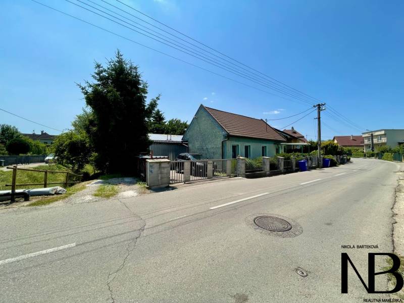 Na predaj objekt vhodný na podnikanie – Trenčín, Záblatie - Rodinný dom na Záblatskej ulici v Trenčíne, vedľa plotu sú odpadkové koše.