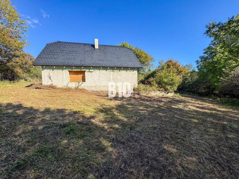 Glamping ? Chov dobytka ? - Usadlosť so 16 hektármi - Lackov - Chata v Lackove obklopená prírodou, zobrazená v slnečnom prostredí.