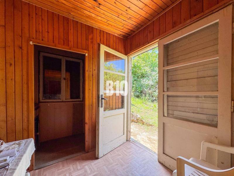 Vinica na skok od Nitry + chata - 590 m2 - Drevený interiér chaty s otvorenými dverami do záhrady, Vinice.