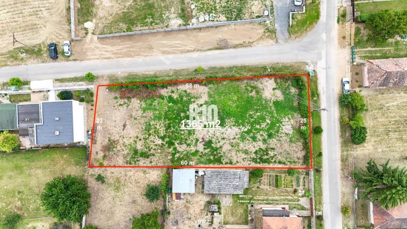 Stavebný pozemok 1365 m2 - Bardoňovo - Pozemky - bývanie v Bardoňove o rozlohe 1365 m², ohraničené červenou líniou.