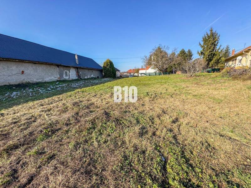 1786 m2 - základová doska - stavebné povolenie + projekt - Mojmírovce - Trávnatý pozemok pri rodinnom dome, ideálny pre pozemky a bývanie v prírode.