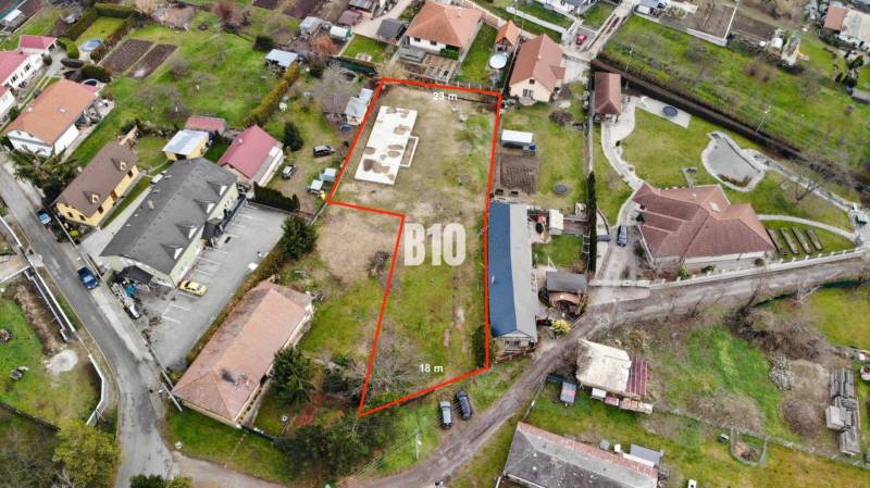 1786 m2 - základová doska - stavebné povolenie + projekt - Mojmírovce - Letecký pohľad na pozemky vhodné pre bývanie v obytnej oblasti.