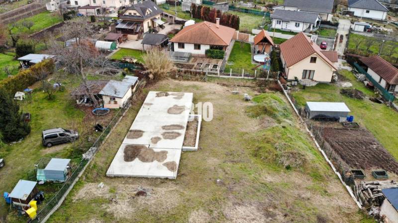 1786 m2 - základová doska - stavebné povolenie + projekt - Mojmírovce - Stavebný pozemok obklopený rodinnými domami, ideálny na bývanie v tichej lokalite.