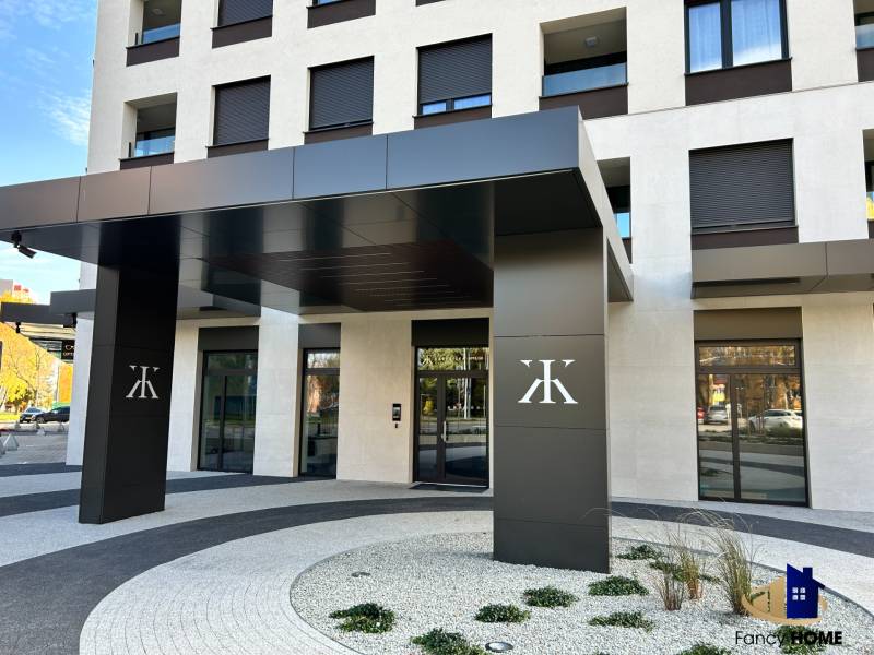 PRENÁJOM exkluzívny 2 izb byt POPRAD s loggiou 53,9 + 8,34 m2 - Vchod do budovy na Karpatskej ulici v Poprade s moderným dizajnom a elegantnými detailmi.