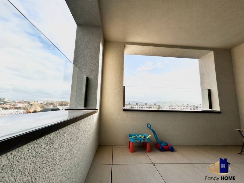 PRENÁJOM exkluzívny 2 izb byt POPRAD s loggiou 53,9 + 8,34 m2 - Balkón 2-izbového bytu na Karpatskej ulici v Poprade s výhľadom na mesto.