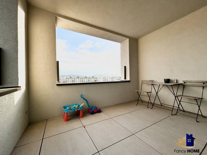 PRENÁJOM exkluzívny 2 izb byt POPRAD s loggiou 53,9 + 8,34 m2 - Balkón s výhľadom na mesto, s hračkami a nábytkom v 2-izbovom byte.