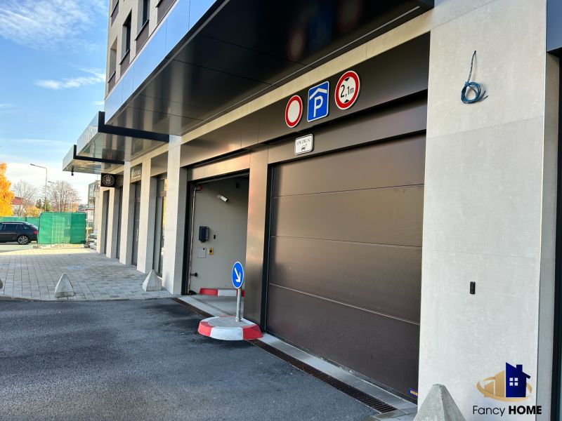 PRENAJATÝ PRENÁJOM nadštandardný 2 izb byt Poprad Karpatská - Vchod do garáže na Karpatskej ulici v Poprade, s parkovacou značkou pre 2-izbový byt.
