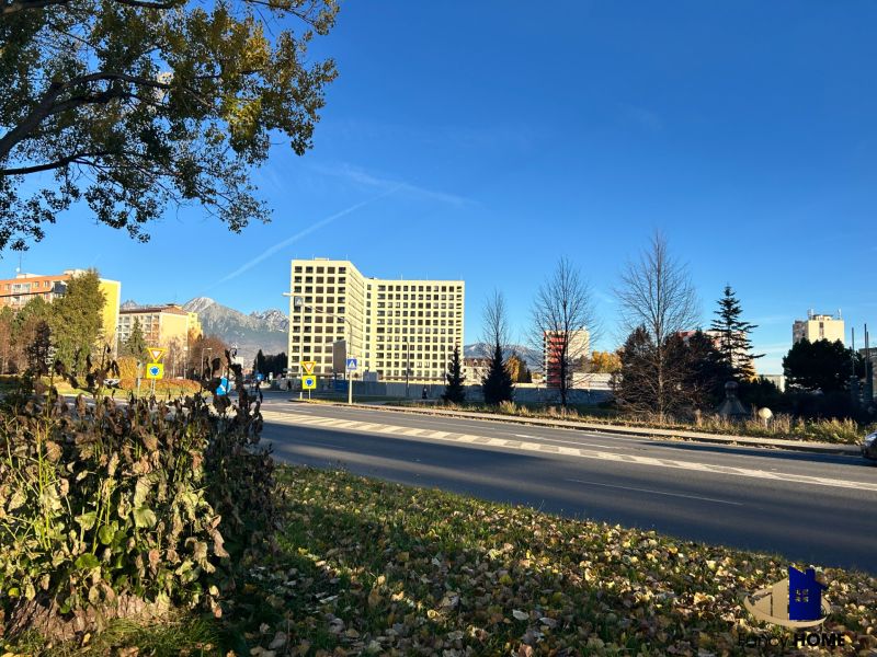 PRENAJATÝ PRENÁJOM nadštandardný 2 izb byt Poprad Karpatská - Jesenná scenéria na Karpatskej ulici v Poprade s panorámou hôr v pozadí.
