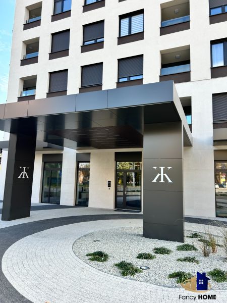 PRENAJATÝ PRENÁJOM nadštandardný 2 izb byt Poprad Karpatská - Vchod bytového domu na Karpatskej ulici v Poprade so záhradnou úpravou pri 2-izbových bytoch.