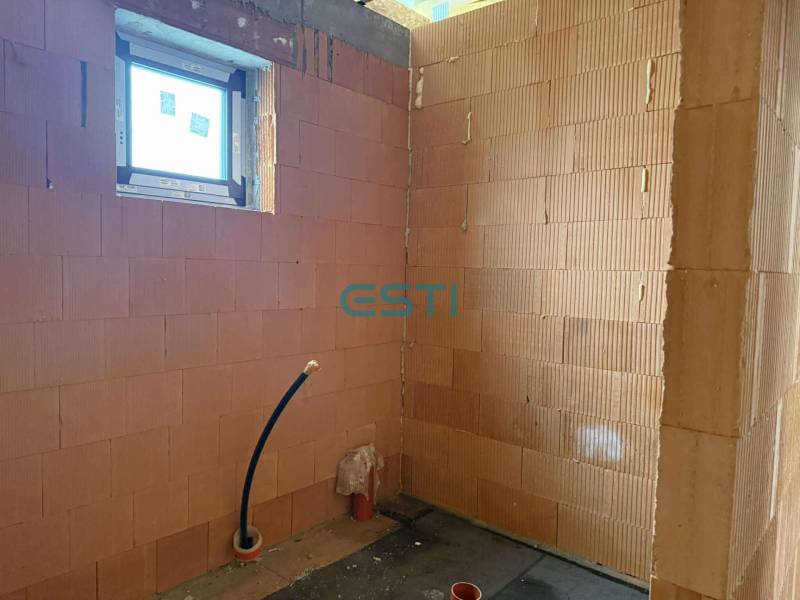 Rodinný dom - bungalov, Teplička nad Váhom - Stavebná miestnosť v rodinnom dome s tehlovými stenami a inštaláciou.