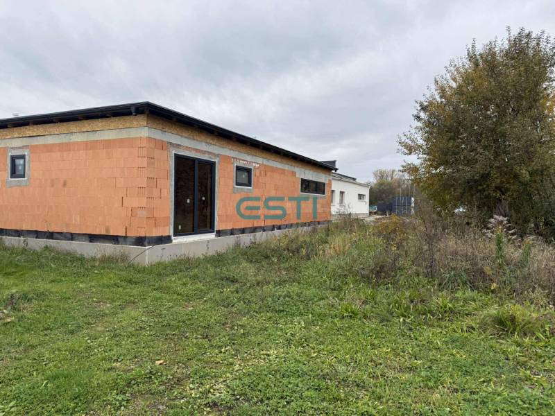 Rodinný dom - bungalov, Teplička nad Váhom - Rodinný dom na ulici Na Kúty v Tepličke nad Váhom s neomietnutou fasádou.