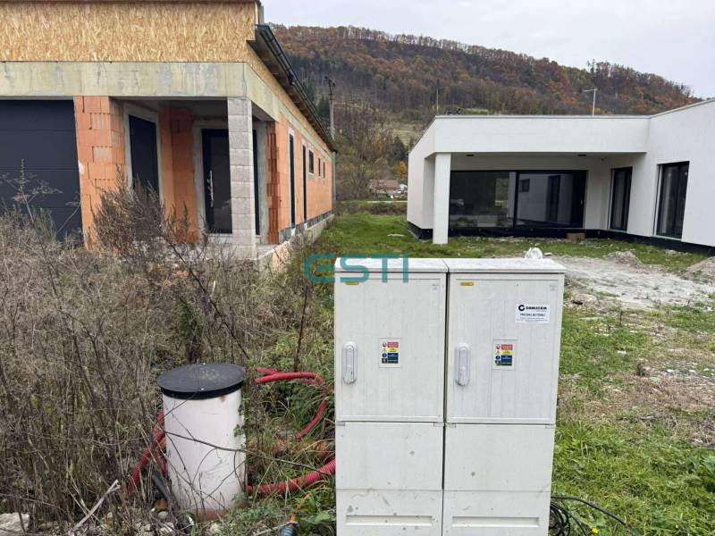 Rodinný dom - bungalov, Teplička nad Váhom - Stavba rodinného domu na ulici Na Kúty v Tepličke nad Váhom.