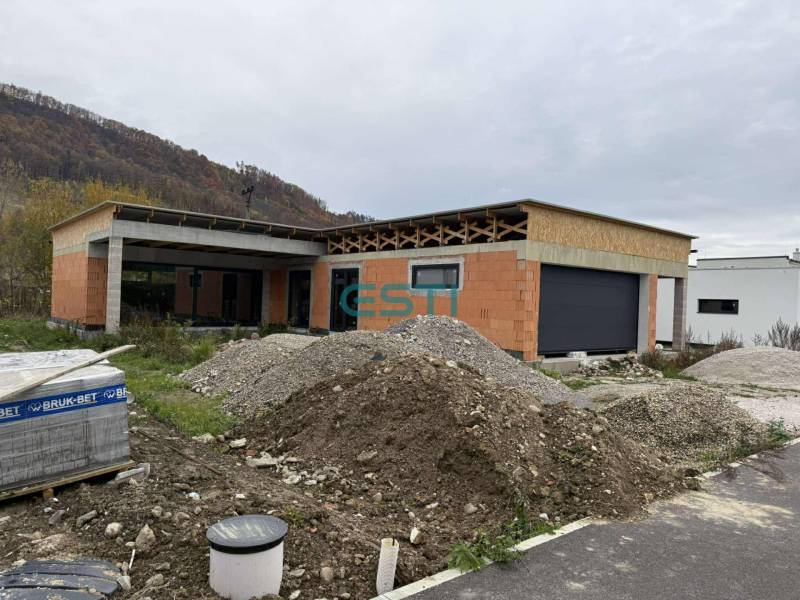 Rodinný dom - bungalov, Teplička nad Váhom - Rodinný dom na stavbe, Teplička nad Váhom, Na Kúty, s hromadami zeminy a stavebného materiálu.