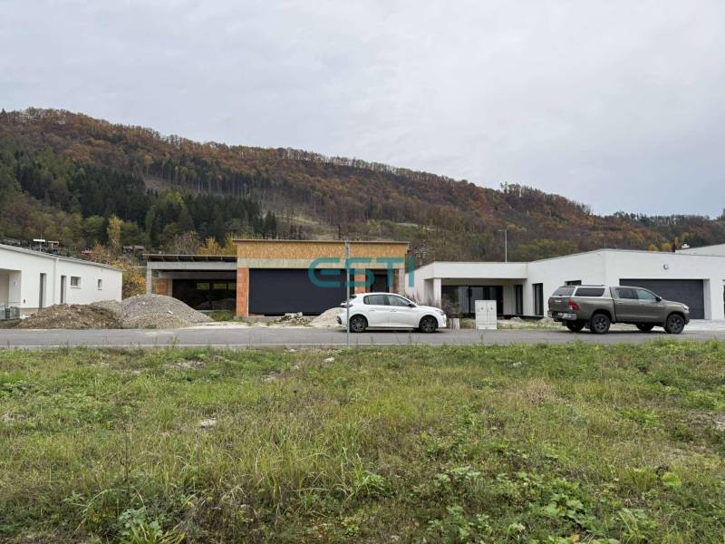 Rodinný dom - bungalov, Teplička nad Váhom - Rodinný dom na ulici Na Kúty v Tepličke nad Váhom s autami a lesnatými kopcami.