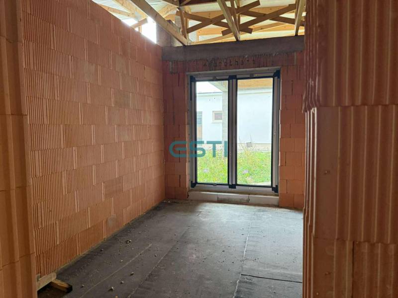 Rodinný dom - bungalov, Teplička nad Váhom - Stavba v rodinnom dome s tehlovými stenami a francúzskym oknom.