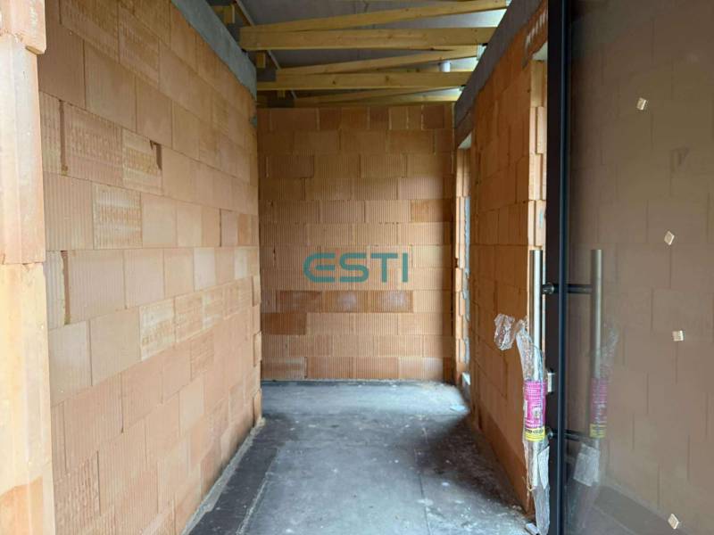 Rodinný dom - bungalov, Teplička nad Váhom - Stavba v rodinnom dome s tehlovými stenami a betónovou podlahou.