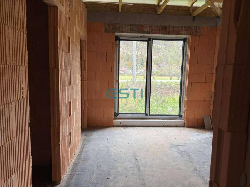 Rodinný dom - bungalov, Teplička nad Váhom - Neúplná stavba s tehlovými stenami a veľkým oknom v rodinnom dome.