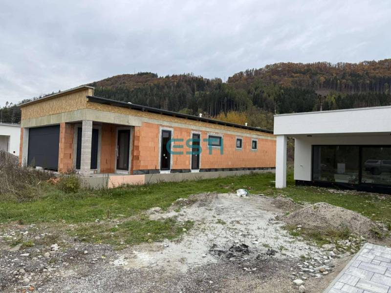 Rodinný dom - bungalov, Teplička nad Váhom - Exteriér rozostavaného rodinného domu na ulici Na Kúty v Tepličke nad Váhom.