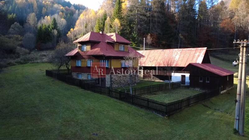 CHALUPA v rekreačnej oblasti TERCHOVÁ - ZÁZRIVÁ  - Rodinný dom v Zázrivej obklopený prírodou a lesmi, s veľkým priestranstvom na dvore.