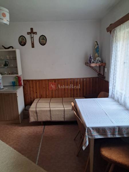 CHALUPA v rekreačnej oblasti TERCHOVÁ - ZÁZRIVÁ  - Jedáleň v rodinnom dome so stolom, stoličkami a náboženskými dekoráciami na stene.