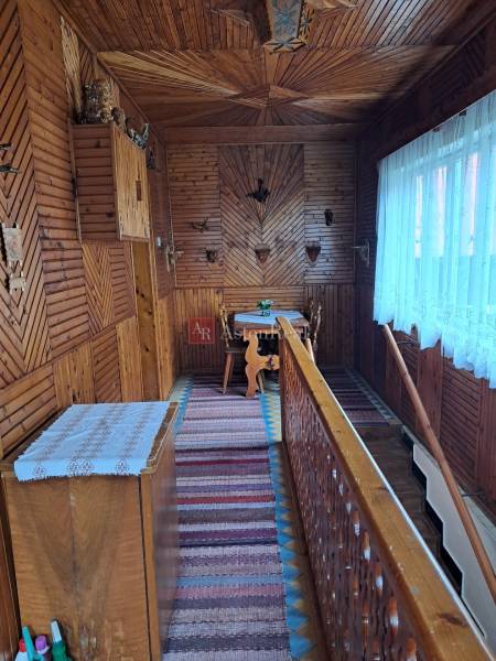 CHALUPA v rekreačnej oblasti TERCHOVÁ - ZÁZRIVÁ  - Interiér rodinného domu s podlahou s dreveným dekorom a tradičnými nástennými dekoráciami.