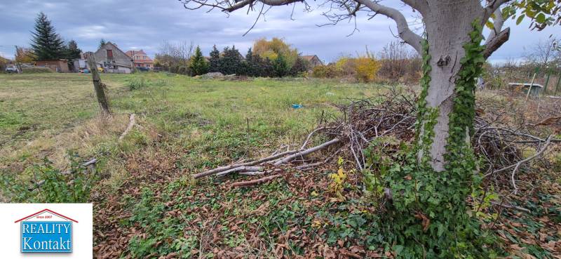Znížená CENA- PREDAJ pozemok na výstavbu rodin.domu Tvrdošovce 1815m2 - Pozemok v Tvrdošovciach vhodný na bývanie, obklopený stromami a zeleňou.