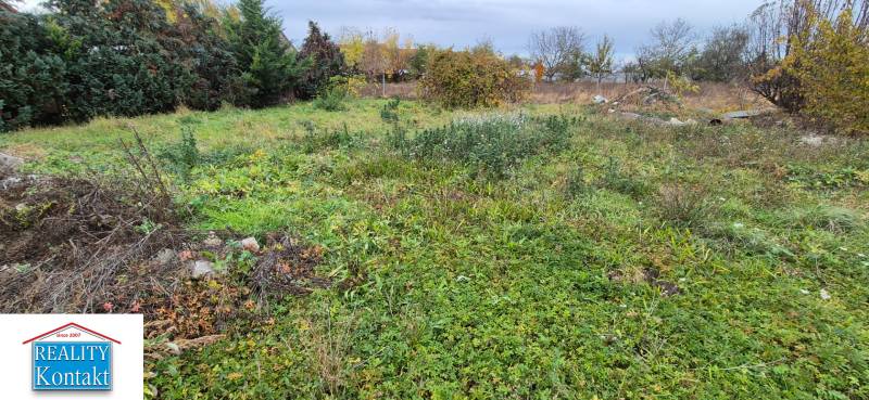 Znížená CENA- PREDAJ pozemok na výstavbu rodin.domu Tvrdošovce 1815m2 - Zarastený pozemok na bývanie v Tvrdošovciach s hustou vegetáciou a okolitými stromami.