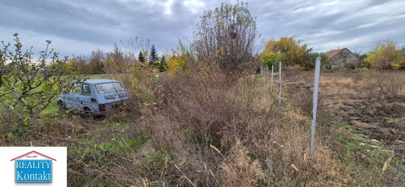 Znížená CENA- PREDAJ pozemok na výstavbu rodin.domu Tvrdošovce 1815m2 - Pozemok na bývanie v Tvrdošovciach s opusteným autom a zarasteným terénom.