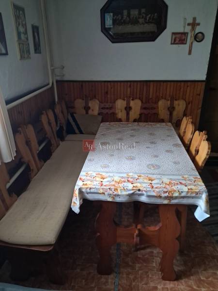 CHALUPA v rekreačnej oblasti ZÁZRIVÁ - 5km od Terchovej - Jedáleň v rodinnom dome s drevenými stoličkami a stolom, stenu zdobia obrazy a kríž.