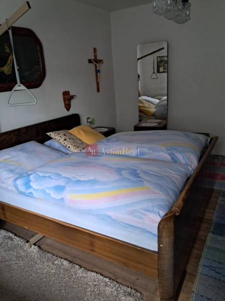 CHALUPA v rekreačnej oblasti ZÁZRIVÁ - 5km od Terchovej - Spálňa v rodinnom dome s dreveným dekorom, veľkým zrkadlom a nástennými dekoráciami.