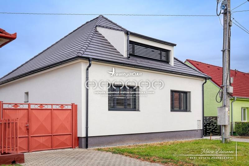 3-izbový moderne zrekonštruovaný rodinný dom v obci Jaslovské Bohunice - Rodinný dom na Orechovej ulici v Jaslovských Bohuniciach s bielou fasádou a čiernou strechou.