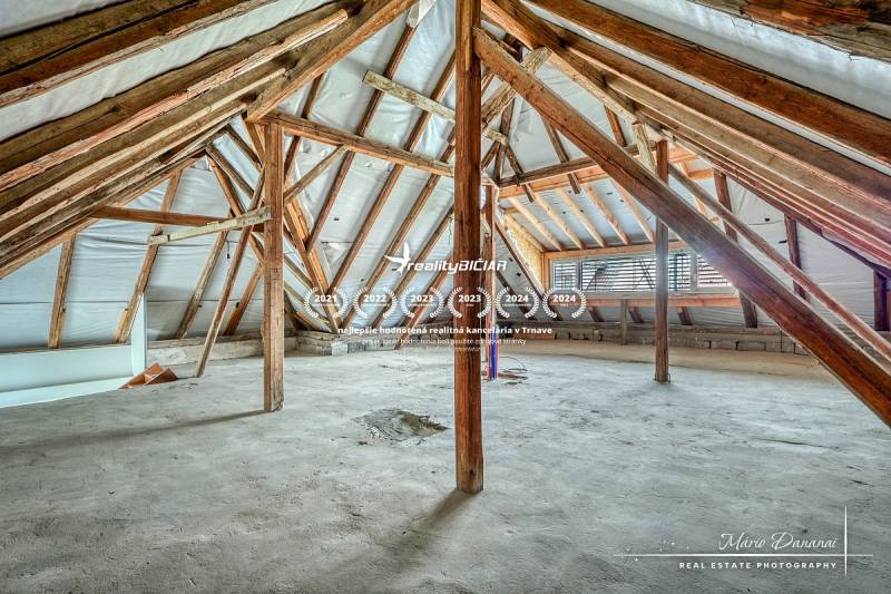 3-izbový moderne zrekonštruovaný rodinný dom v obci Jaslovské Bohunice - Podkrovie rodinného domu s drevenými trámami a neopracovanou podlahou.