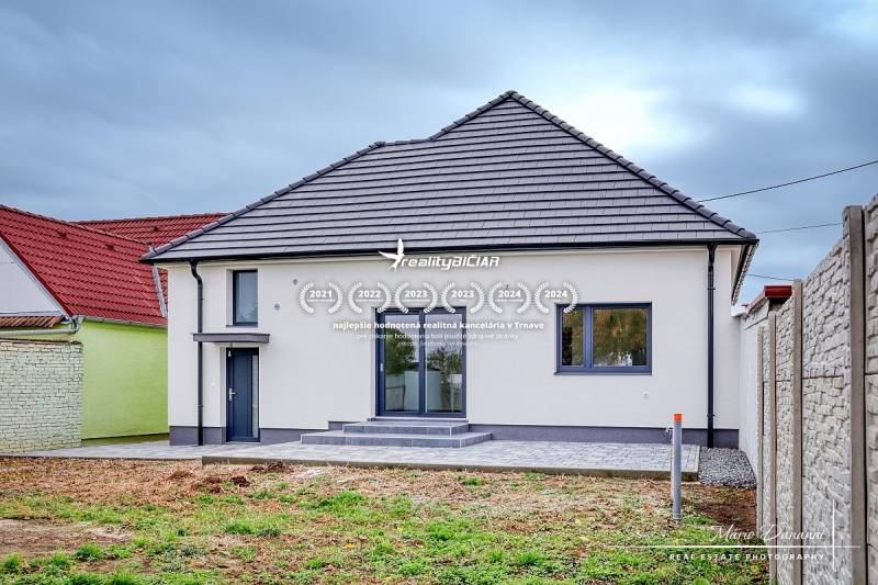 3-izbový moderne zrekonštruovaný rodinný dom v obci Jaslovské Bohunice - Rodinný dom na Orechovej ulici v Jaslovských Bohuniciach s terasou a trávnikom.